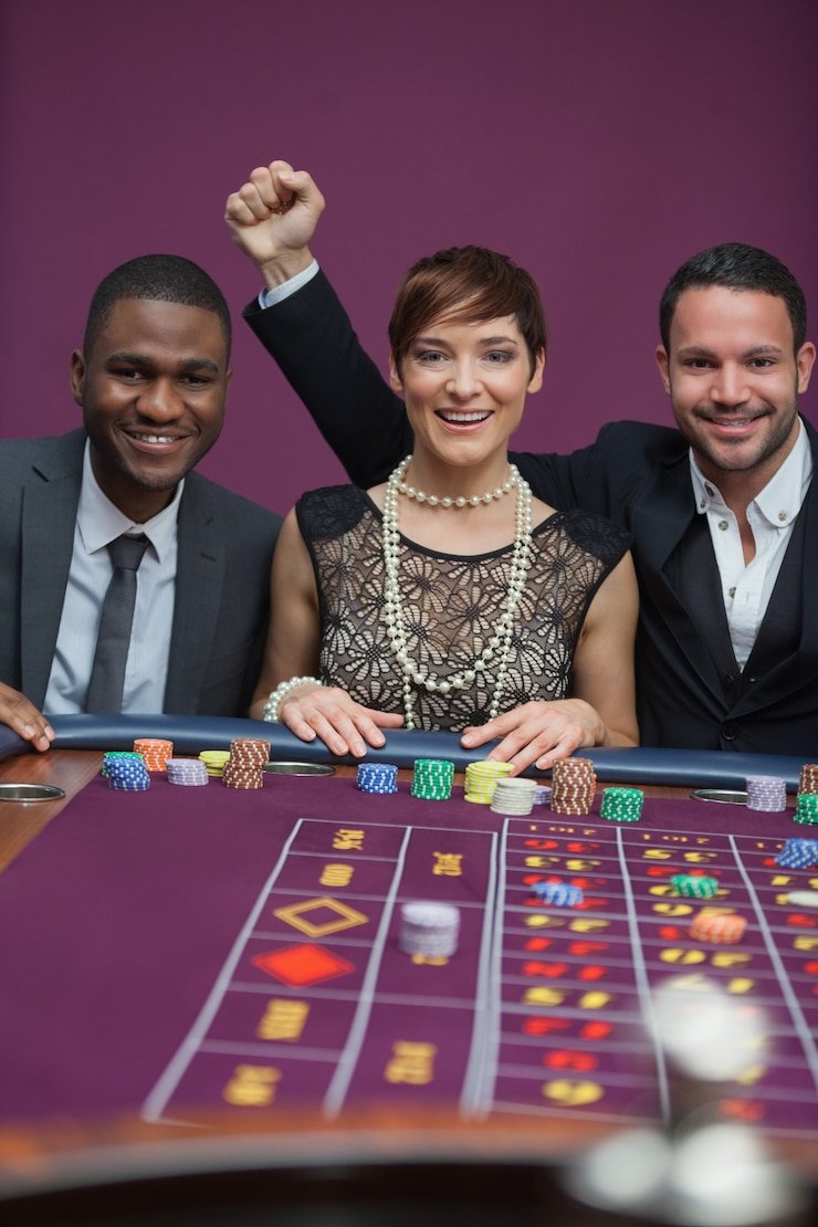 Pengguna Indonesia menikmati slot online di smartphone sambil mengikuti suasana pertandingan sepak bola Liga 1